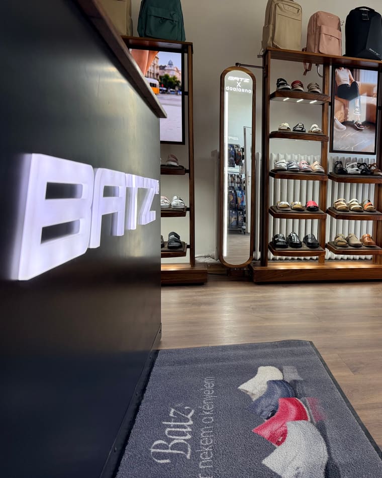 A Fotta Store bejárati része világító Batz felirattal és bemutatópolcokkal.