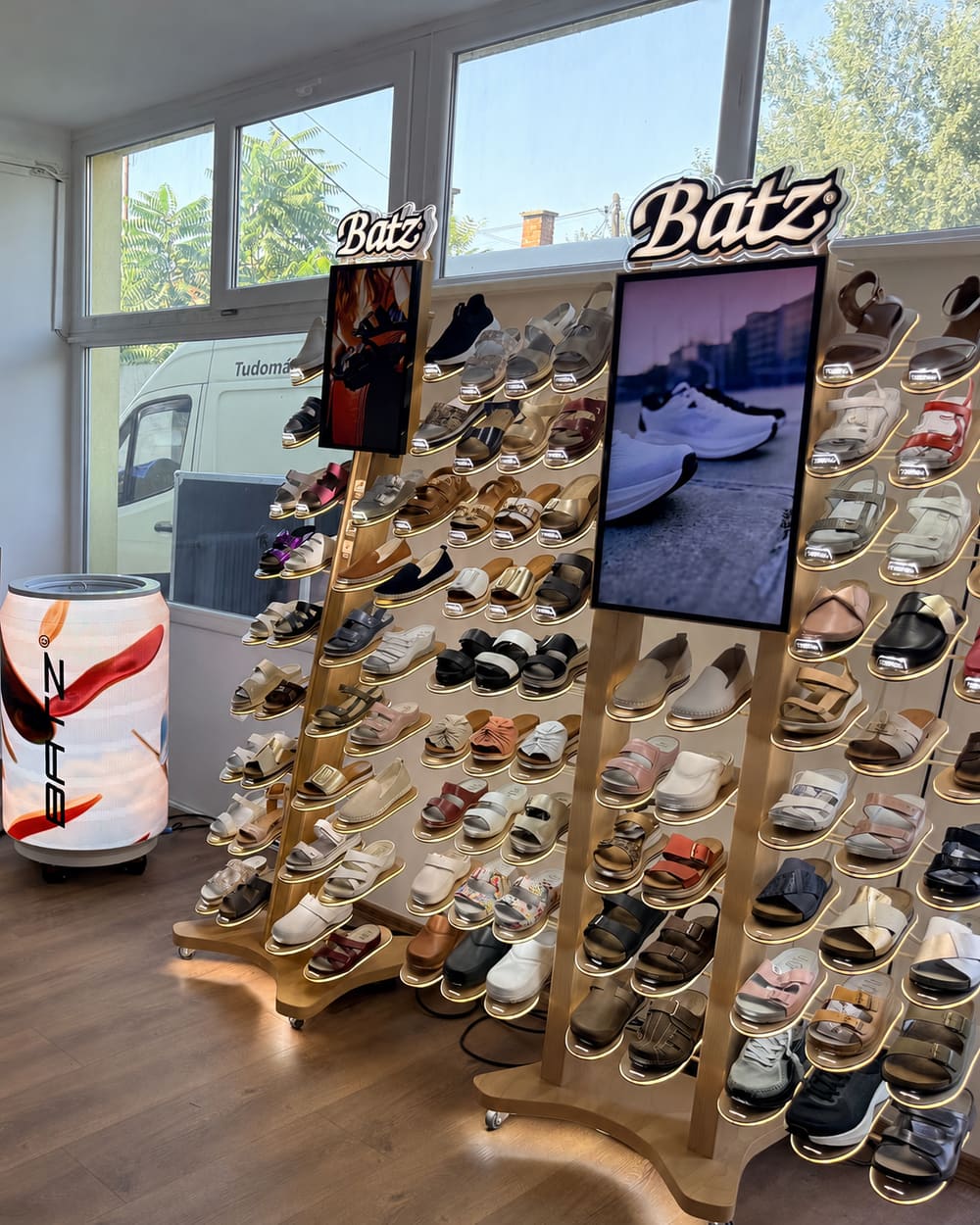 Batz szandálok és papucsok széles választéka a rakamazi Fotta Store világító bemutatófalán.